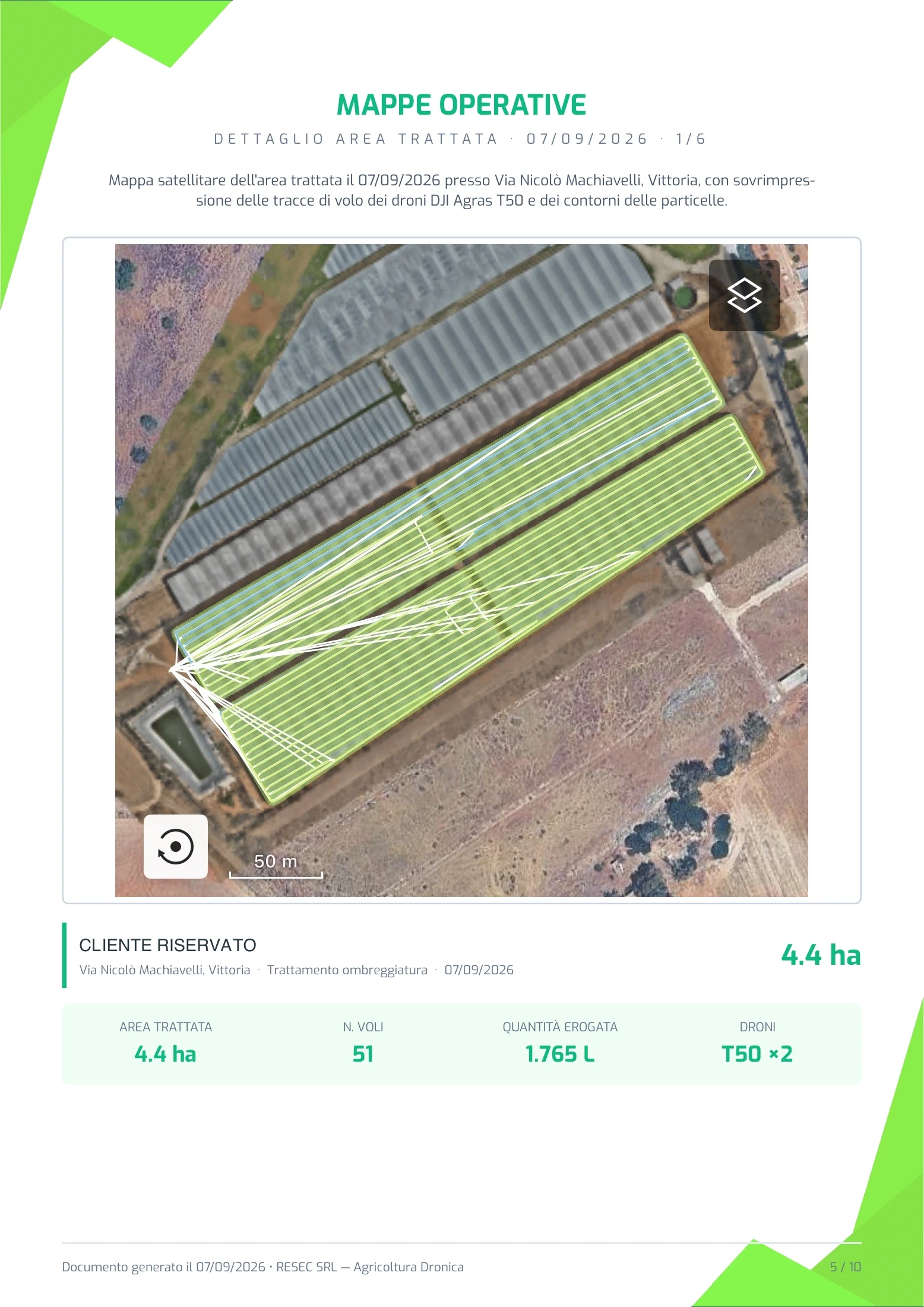 Pagina cartografica del report reale con tracce di volo e contorni delle serre, con località visibile e nominativo del cliente rimosso.